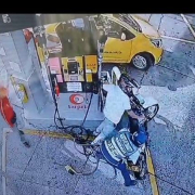 Polémica: agente de tránsito y motociclista se enfrentan en gasolinera de Manizales
