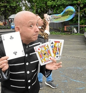 Hoy y mañana se realizará en Manizales el 9.° Festival de Magia Café Mágico. 10 ilusionistas caldenses pondrán en escena actos de magia cómica e infantil, mentalismo, hipnosis y show de burbujas en una mezcla de asombro con entretenimiento. La cita es en el Auditorio Hernando Aristizábal de Confa en doble función, 2:00 p.m. y 5:00 p.m. El ingreso es gratis y las boletas se deben reservar en www.confa.co.