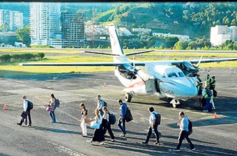 Las negociaciones que comenzaron en febrero de este año entre la Gobernación, Inficaldas y la aerolínea Pacífica de Aviación dieron los primeros resultados. El 23 de agosto se reactiva, inicialmente por seis meses, la ruta aérea Manizales-Medellín de lunes a viernes con dos vuelos diarios, y el sábado uno de ida y otro de regreso. Será en aviones con capacidad para 19 pasajeros. Se espera que por demanda esta iniciativa funcione y se logre ampliar. Las negociaciones que comenzaron en febrero de este año entre la Gobernación, Inficaldas y la aerolínea Pacífica de Aviación dieron los primeros resultados. El 23 de agosto se reactiva, inicialmente por seis meses, la ruta aérea Manizales-Medellín de lunes a viernes con dos vuelos diarios, y el sábado uno de ida y otro de regreso. Será en aviones con capacidad para 19 pasajeros. Se espera que por demanda esta iniciativa funcione y se logre ampliar.