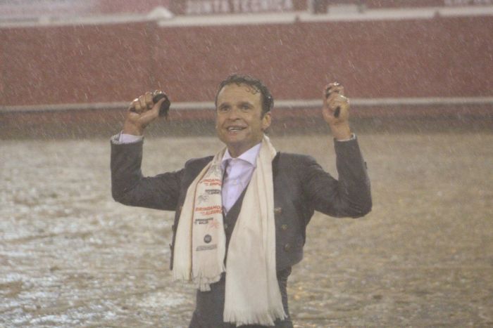 8:50 p.m. Antonio Ferrera dando la vuelta al ruedo tras cortar las dos orejas al único novillo toro que se pudo lidiar anoche en la Plaza de Toros. 