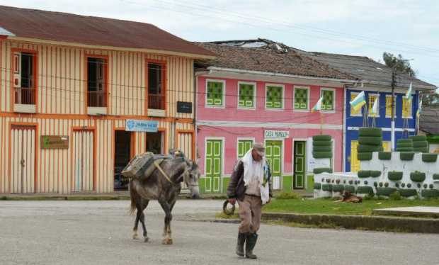 Foto | Freddy Arango | LA PATRIA Recorrer el municipio permite apreciar su arquitectura de Tabla Parada y pintada de vivos colores, entre naranjas, rojos, verdes, amarillos y azules. Foto | Freddy Arango | LA PATRIA Recorrer el municipio permite apreciar su arquitectura de Tabla Parada y pintada de vivos colores, entre naranjas, rojos, verdes, amarillos y azules.