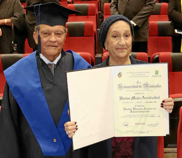 Héctor Mejía Aristizábal,  doctor honoris causa en Administración, y su esposa, Dora Franco de Mejía. Héctor Mejía Aristizábal,  doctor honoris causa en Administración, y su esposa, Dora Franco de Mejía.