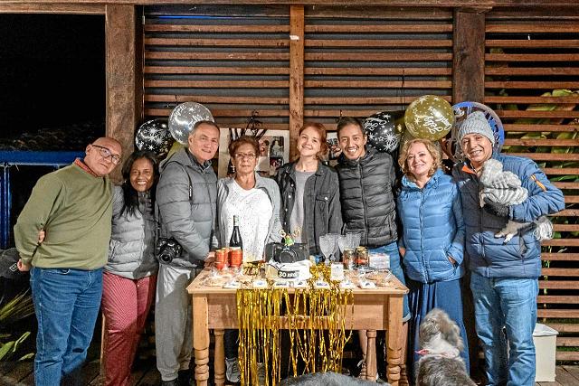 Foto | Archivo Particular | LA PATRIA       A Juan Augusto Cardona García le celebraron el cumpleaños el primero de octubre. Lo acompañan en la foto Hedel Quiridence Galvis, María Elena García, Darío A Cardona, María Luisa García, Laura Isabel Lugo Pérez, Juan Augusto, María del Pilar Pérez y Martín Augusto Giraldo.
