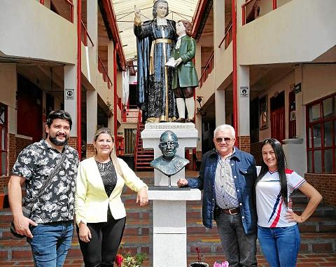 Edwin Murcia, artista plástico quien hizo el busto y docente de la institución; Alba Lucía castaño, Pedro José Hoyos y Diana Milena Posada. Edwin Murcia, artista plástico quien hizo el busto y docente de la institución; Alba Lucía castaño, Pedro José Hoyos y Diana Milena Posada.