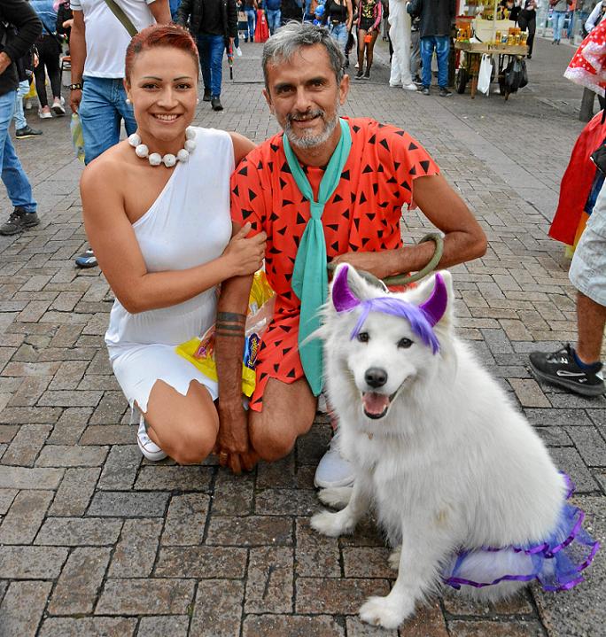 Los picapiedra también se dejaron ver por la 23. En la imagen Catalina Salazar y Carlos Suluaga junto a su mascota Hanna. Los picapiedra también se dejaron ver por la 23. En la imagen Catalina Salazar y Carlos Suluaga junto a su mascota Hanna.