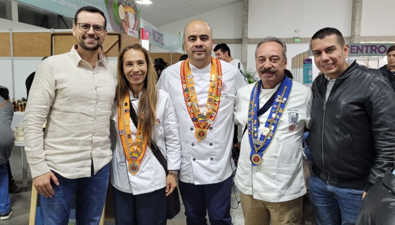 Fotos | cortesía Fenalco Caldas | LA PATRIA Luis Carlos Velásquez Cardona, gobernador de Caldas; Francia Barona Ocampo, chef de cocina saludable y natural; Job Castañeda, chef cocina de autor; Juan Carlos Franco Restrepo, chef creador cocina tradicional y Juan José Silva Serna, director ejecutivo de Fenalco Caldas. Fotos | cortesía Fenalco Caldas | LA PATRIA Luis Carlos Velásquez Cardona, gobernador de Caldas; Francia Barona Ocampo, chef de cocina saludable y natural; Job Castañeda, chef cocina de autor; Juan Carlos Franco Restrepo, chef creador cocina tradicional y Juan José Silva Serna, director ejecutivo de Fenalco Caldas.