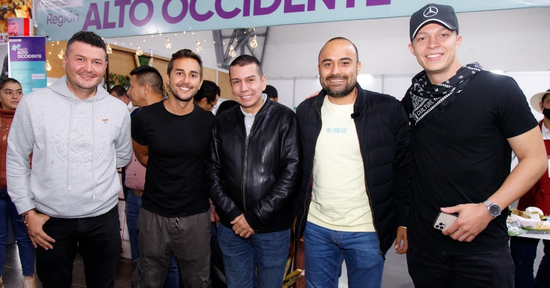 Fotos | cortesía Fenalco Caldas | LA PATRIA Andrés Gómez, secretario de Planeación de Supía; Juan Camilo Vélez, bloguero de viaje de Kasedna Travel; Juan José Silva Serna, director ejecutivo de Fenalco Caldas; Marco Antonio Londoño, alcalde de Supía y Víctor Jiménez, Casa Blanca Sports. Fotos | cortesía Fenalco Caldas | LA PATRIA Andrés Gómez, secretario de Planeación de Supía; Juan Camilo Vélez, bloguero de viaje de Kasedna Travel; Juan José Silva Serna, director ejecutivo de Fenalco Caldas; Marco Antonio Londoño, alcalde de Supía y Víctor Jiménez, Casa Blanca Sports.