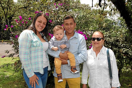 Foto | Argemiro Idárraga | LA PATRIA En el barrio La Enea se celebró el cumpleaños de Simón Sepúlveda Naranjo. En la imagen lo acompañan: Yisel Naranjo Castaño, Édison Sepúlveda Quiceno y María Amparo Ortiz de Quiceno.