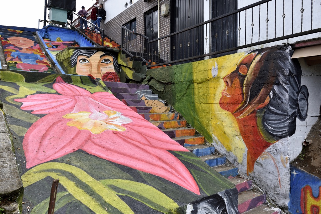 Detalles del mural de las escaleras del barrio Palenque Detalles del mural de las escaleras del barrio Palenque