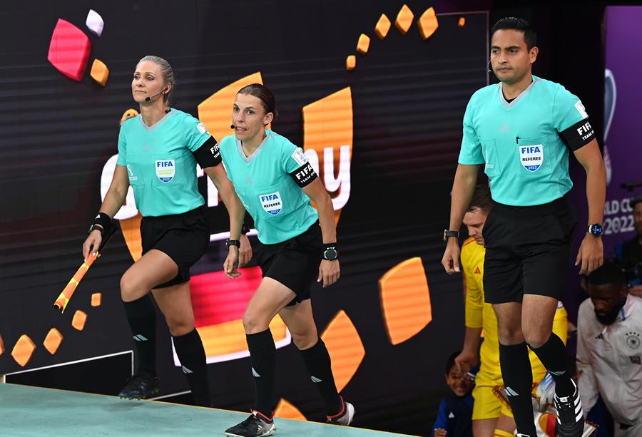 Por primera vez en la historia un grupo arbitral conformado solo por mujeres dirige un partido del Mundial de Fútbol Por primera vez en la historia un grupo arbitral conformado solo por mujeres dirige un partido del Mundial de Fútbol