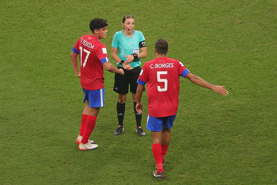 Por primera vez en la historia un grupo arbitral conformado solo por mujeres dirige un partido del Mundial de Fútbol Por primera vez en la historia un grupo arbitral conformado solo por mujeres dirige un partido del Mundial de Fútbolº