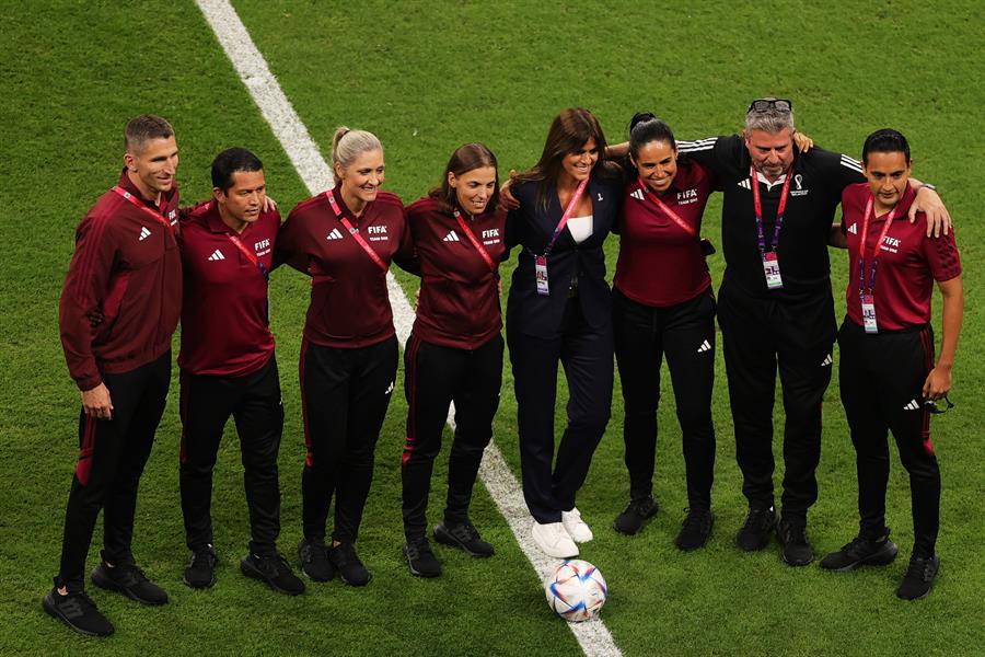Por primera vez en la historia un grupo arbitral conformado solo por mujeres dirige un partido del Mundial de Fútbol Por primera vez en la historia un grupo arbitral conformado solo por mujeres dirige un partido del Mundial de Fútbol