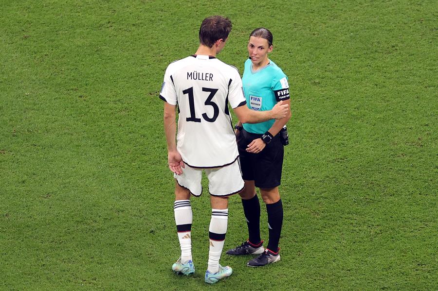 Por primera vez en la historia un grupo arbitral conformado solo por mujeres dirige un partido del Mundial de Fútbol Por primera vez en la historia un grupo arbitral conformado solo por mujeres dirige un partido del Mundial de Fútbol