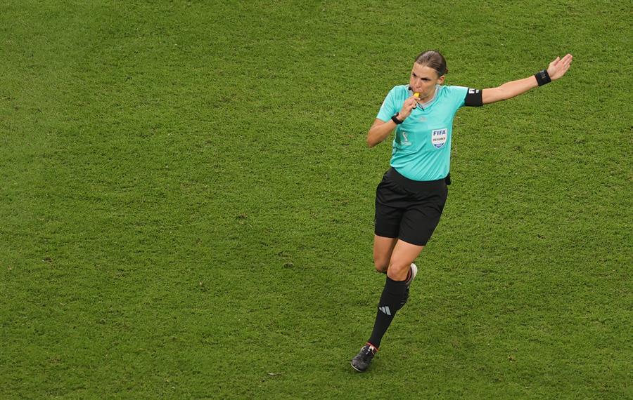 Por primera vez en la historia un grupo arbitral conformado solo por mujeres dirige un partido del Mundial de Fútbol Por primera vez en la historia un grupo arbitral conformado solo por mujeres dirige un partido del Mundial de Fútbol