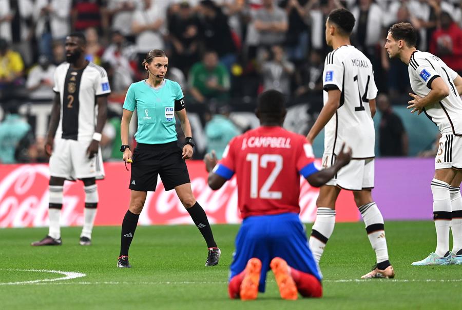 Por primera vez en la historia un grupo arbitral conformado solo por mujeres dirige un partido del Mundial de Fútbol Por primera vez en la historia un grupo arbitral conformado solo por mujeres dirige un partido del Mundial de Fútbol