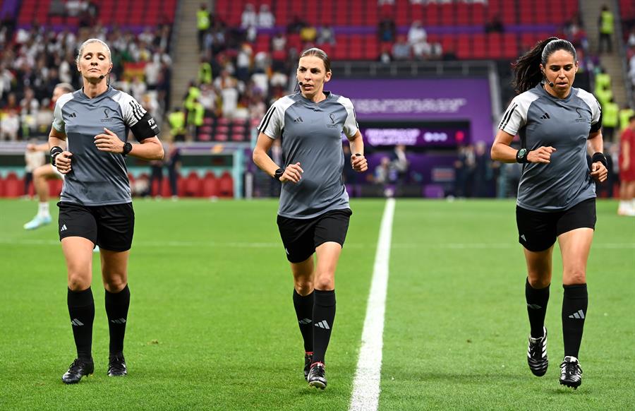 Por primera vez en la historia un grupo arbitral conformado solo por mujeres dirige un partido del Mundial de Fútbol Por primera vez en la historia un grupo arbitral conformado solo por mujeres dirige un partido del Mundial de Fútbol