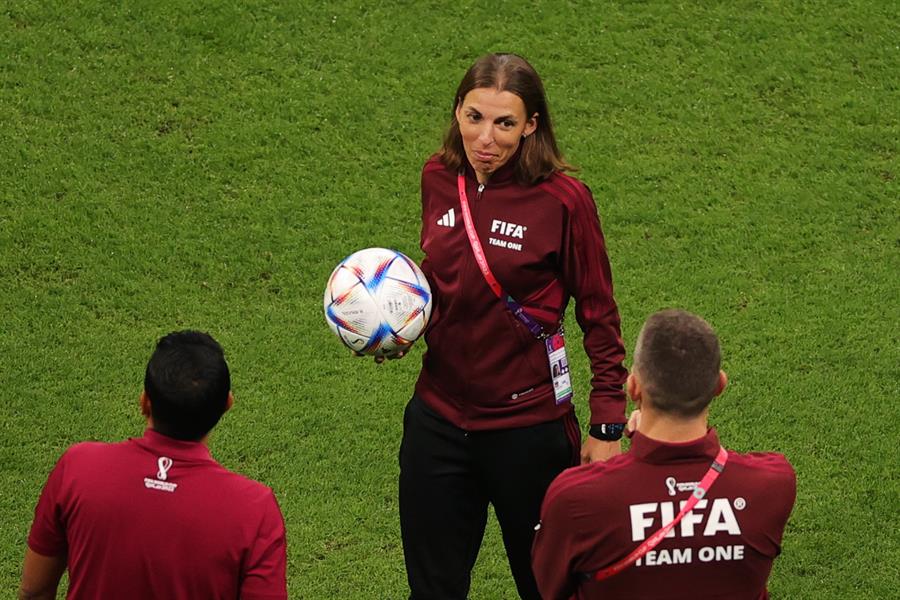 Por primera vez en la historia un grupo arbitral conformado solo por mujeres dirige un partido del Mundial de Fútbol Por primera vez en la historia un grupo arbitral conformado solo por mujeres dirige un partido del Mundial de Fútbol