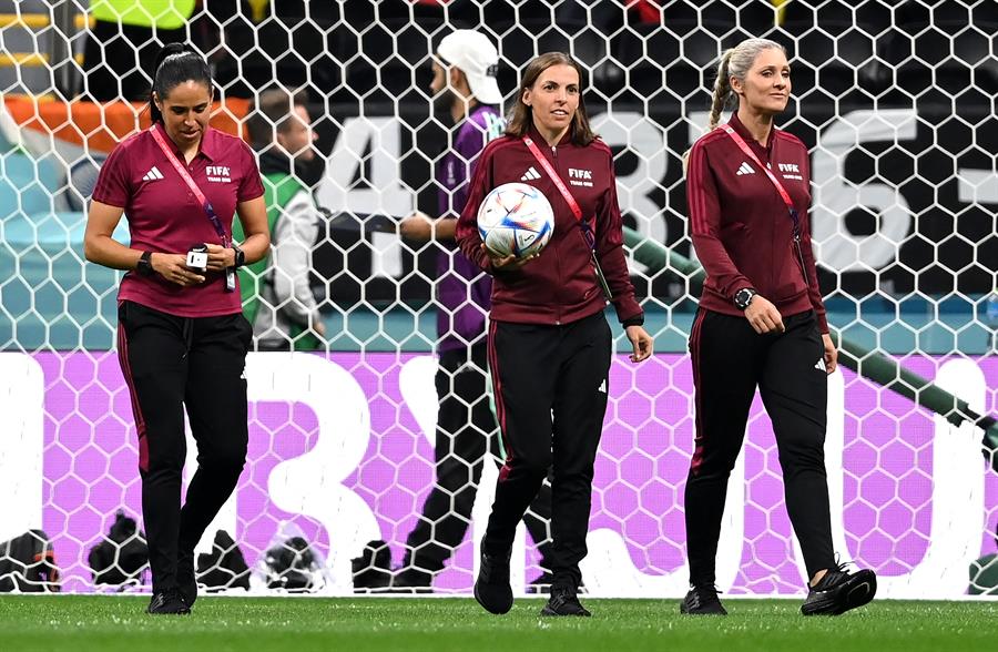 Por primera vez en la historia un grupo arbitral conformado solo por mujeres dirige un partido del Mundial de Fútbol Por primera vez en la historia un grupo arbitral conformado solo por mujeres dirige un partido del Mundial de Fútbol
