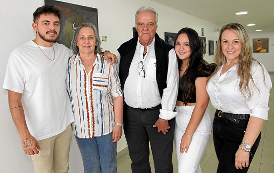 Familia del homenajeado: Juan Esteban Jiménez, Isabel Cristina Muñoz, Mario Jiménez Sánchez, María Paz Cristancho y Ana María Jiménez. Familia del homenajeado: Juan Esteban Jiménez, Isabel Cristina Muñoz, Mario Jiménez Sánchez, María Paz Cristancho y Ana María Jiménez.