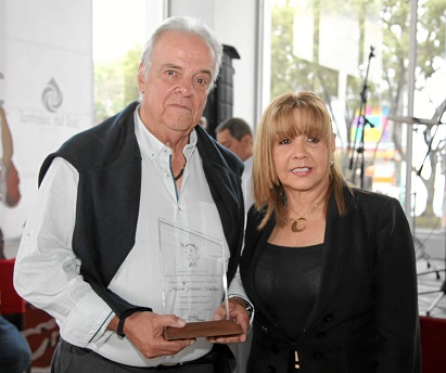 Ángela María Marín Marín, ejecutiva del Hotel Carretero, hizo entrega de la placa de reconocimiento a Mario Jiménez Sánchez. Ángela María Marín Marín, ejecutiva del Hotel Carretero, hizo entrega de la placa de reconocimiento a Mario Jiménez Sánchez.