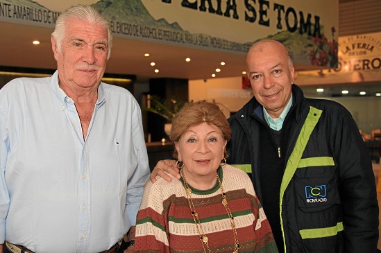 Jorge Alberto Ortiz Escobar, Jenny Romero y Julián Parra, periodista taurino de RCN. Jorge Alberto Ortiz Escobar, Jenny Romero y Julián Parra, periodista taurino de RCN.