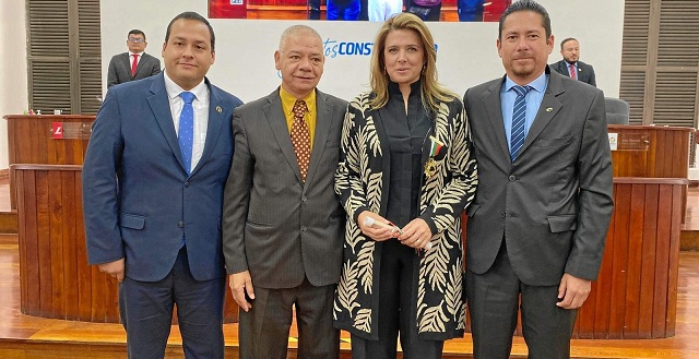 Con la Gran Orden del Concejo en el grado de Comendador a Juana Carolina Londoño Jaramillo, representante a la Cámara. La acompañan los concejales Simón Ramírez, Luis Gonzalo Valencia y Jorge Eliécer Galeano. Con la Gran Orden del Concejo en el grado de Comendador a Juana Carolina Londoño Jaramillo, representante a la Cámara. La acompañan los concejales Simón Ramírez, Luis Gonzalo Valencia y Jorge Eliécer Galeano.