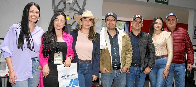 Andrea Sánchez, Damián Peláez, Nataly Serna, Manuela Pinilla, Ruth Elena Osorio, Fabio Grajales y Oscar Restrepo. Andrea Sánchez, Damián Peláez, Nataly Serna, Manuela Pinilla, Ruth Elena Osorio, Fabio Grajales y Oscar Restrepo.