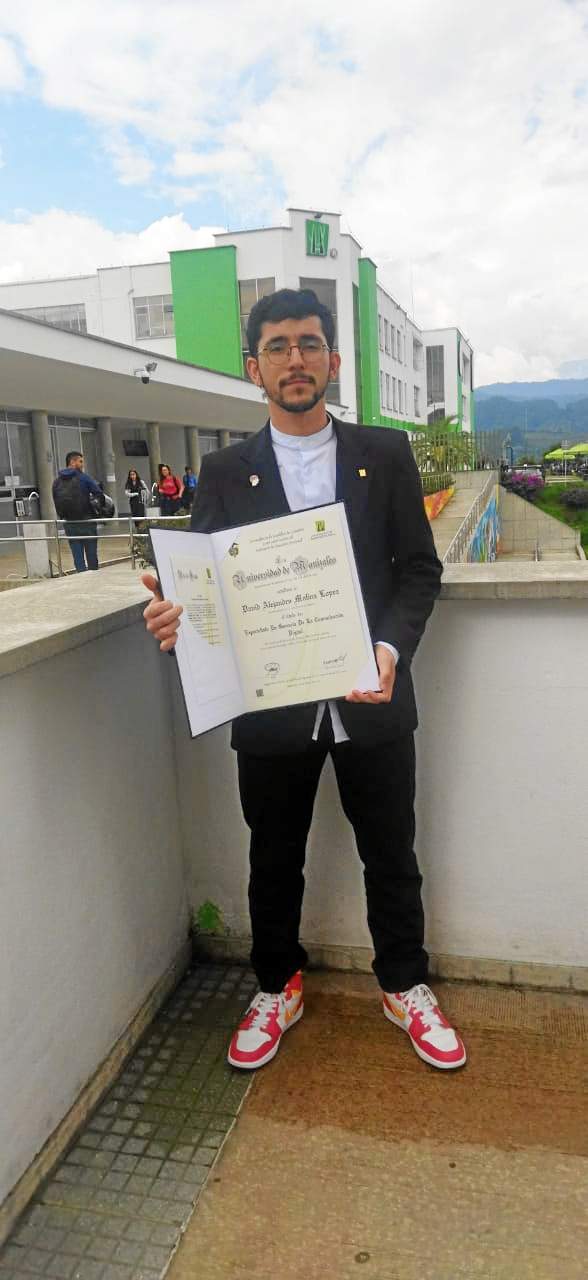 David Molina recibió su título de la especialización en Gerencia de la Comunicación Digital.