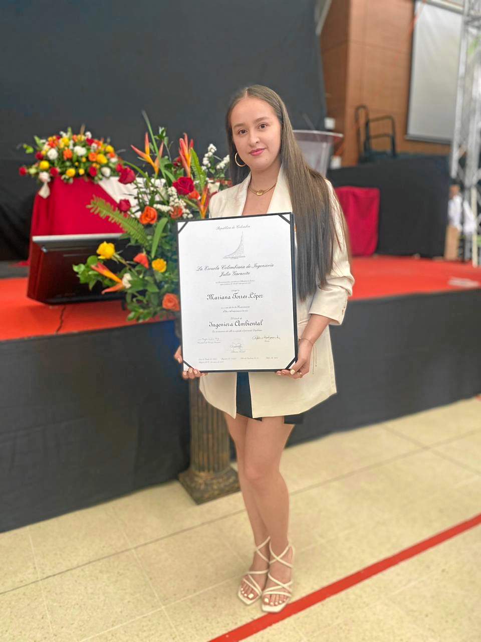 Mariana Torres López se graduó de Ingeniera Ambiental con énfasis en gestión ambiental y ordenamiento territorial en la Universidad Escuela Colombiana de Ingenieros Julio Garavito de Bogotá.