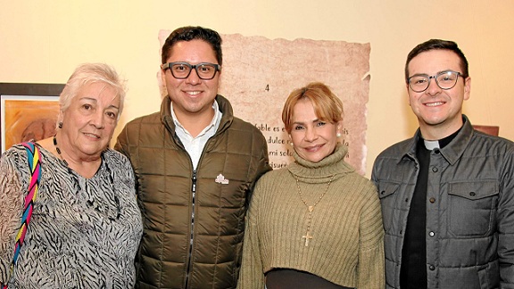 Ángela Botero, Juan David Montes, Claudia Amanda Vallejo y el presbítero Ricardo Andrés Vidal, vicario de la Catedral Basílica de Manizales. Ángela Botero, Juan David Montes, Claudia Amanda Vallejo y el presbítero Ricardo Andrés Vidal, vicario de la Catedral Basílica de Manizales.