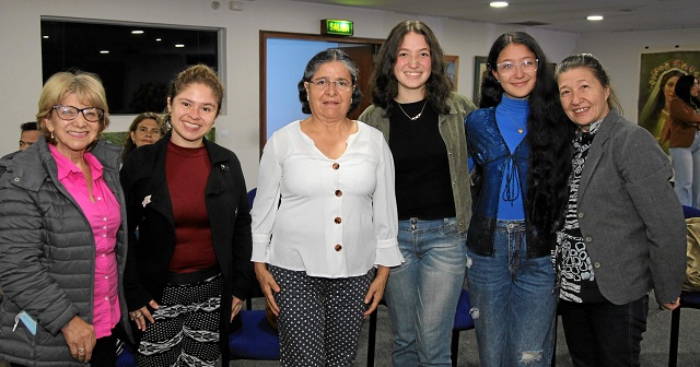 Luz Marina Giraldo, Juliana Noreña, Dora Corrales, Gabriela Castillo, Camila Castillo y Olinda Arroz. Luz Marina Giraldo, Juliana Noreña, Dora Corrales, Gabriela Castillo, Camila Castillo y Olinda Arroz.