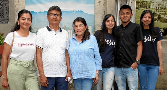 Lina María Rodríguez, Alirio Rodríguez, María Olga García, Alejandra Valencia, Michael Quintero y Vanessa Valencia. Lina María Rodríguez, Alirio Rodríguez, María Olga García, Alejandra Valencia, Michael Quintero y Vanessa Valencia.