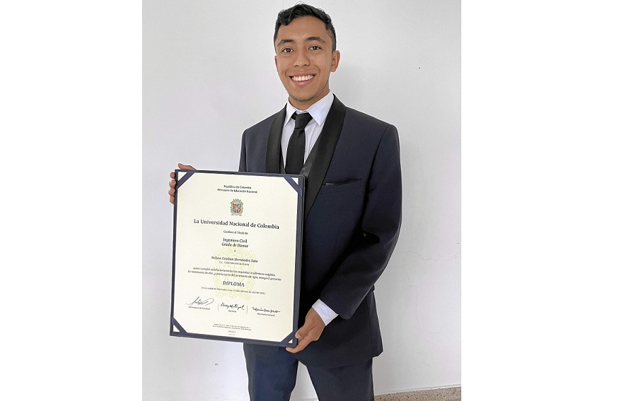 Esteban Hernández obtuvo su título como Ingeniero Civil.