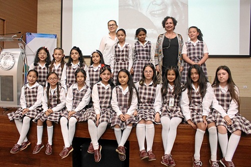 Adriana Villegas Botero junto a las estudiantes del grado quinto del Colegio Perpetuo Socorro.