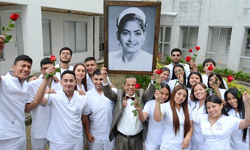 Estudiantes de enfermería de distintos semestres se unieron a la apertura de la sala del afecto Cándida Rosa Castañeda Valencia y la recordaron como maestra ejemplar en el área de la salud. Estudiantes de enfermería de distintos semestres se unieron a la apertura de la sala del afecto Cándida Rosa Castañeda Valencia y la recordaron como maestra ejemplar en el área de la salud.