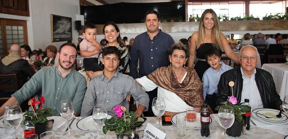 Ben Johnson, Martín Pérez Díaz, Eva Flórez Sánchez, Jacobo Pérez, Luis Guillermo Díaz Jaramillo, Emilio Johnson, Ana María Pérez Saldias, Juan Manuel Pérez Saldias y Adriana Díaz Flórez. Ben Johnson, Martín Pérez Díaz, Eva Flórez Sánchez, Jacobo Pérez, Luis Guillermo Díaz Jaramillo, Emilio Johnson, Ana María Pérez Saldias, Juan Manuel Pérez Saldias y Adriana Díaz Flórez.