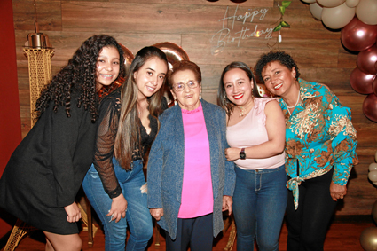 En la celebración la acompañaron también sus sobrinas Sofía García, Natalia Patiño, Paulina Duque y María Inés García. En la celebración la acompañaron también sus sobrinas Sofía García, Natalia Patiño, Paulina Duque y María Inés García.