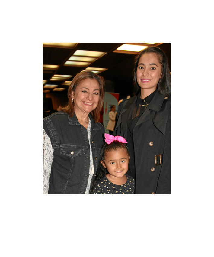 María Cristina Ramírez, Niña Amelia Pérez Aristizábal y Sara Aristizábal Ramírez. María Cristina Ramírez, Niña Amelia Pérez Aristizábal y Sara Aristizábal Ramírez.