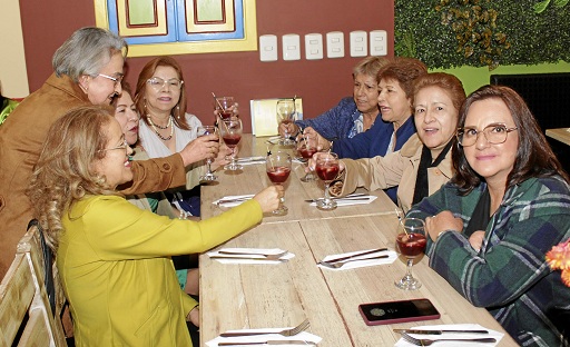 Nancy Arango Gómez, María Doralba Arias Orozco, Orliriam Echeverry Atehortúa, Vilma Ofelia Echeverry Atehortúa, Míriam Montoya Trujillo, Hilda, Cruz Alba y Gloria Echeverry Atehortúa. Nancy Arango Gómez, María Doralba Arias Orozco, Orliriam Echeverry Atehortúa, Vilma Ofelia Echeverry Atehortúa, Míriam Montoya Trujillo, Hilda, Cruz Alba y Gloria Echeverry Atehortúa.