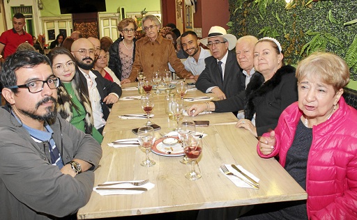 Juan Carlos Homez, Manuela Aristizábal Yepes, Esteban Grisales Arias, Blanca Libia, Marta Lucía, María Doralba Arias Orozco, Juan Diego Muñoz Arias, Luis Fernando Arias Orozco, Ramón Aristizábal, Gladis Yepes y Marina Arias de Ramírez. Juan Carlos Homez, Manuela Aristizábal Yepes, Esteban Grisales Arias, Blanca Libia, Marta Lucía, María Doralba Arias Orozco, Juan Diego Muñoz Arias, Luis Fernando Arias Orozco, Ramón Aristizábal, Gladis Yepes y Marina Arias de Ramírez.