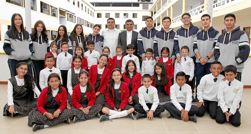 Padre José Antonio Rincón Ochoa, rector, y monseñor Álvaro Man Pérez acompañados de un grupo de alumnos del colegio Redentoristas.