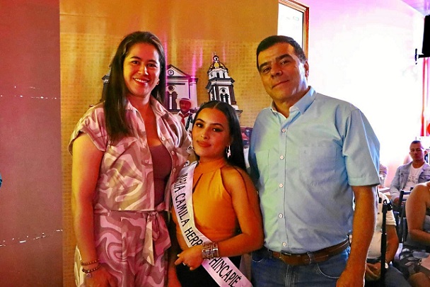 Diana Milena Montenegro, primera gestora; María Camila Osorio Ramírez, candidata; y Gerardo Osorio Duque, alcalde de Manzanares. Diana Milena Montenegro, primera gestora; María Camila Osorio Ramírez, candidata; y Gerardo Osorio Duque, alcalde de Manzanares.