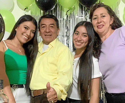 Luis Eduardo Guastar Montes compartió en su día con sus hijas María Camila y María Juliana, y su esposa Olga Lucia Rincón Rodríguez. Luis Eduardo Guastar Montes compartió en su día con sus hijas María Camila y María Juliana, y su esposa Olga Lucia Rincón Rodríguez.