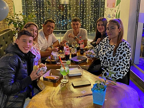 Con una comida en el restaurante La Shiraka, Alexánder Henao festejó su día. Lo acompañaron Cristian Arévalo, Sofía Rendón, Abraham Arévalo, Luisa Fernanda Henao y Yuliana Quintero. Con una comida en el restaurante La Shiraka, Alexánder Henao festejó su día. Lo acompañaron Cristian Arévalo, Sofía Rendón, Abraham Arévalo, Luisa Fernanda Henao y Yuliana Quintero.