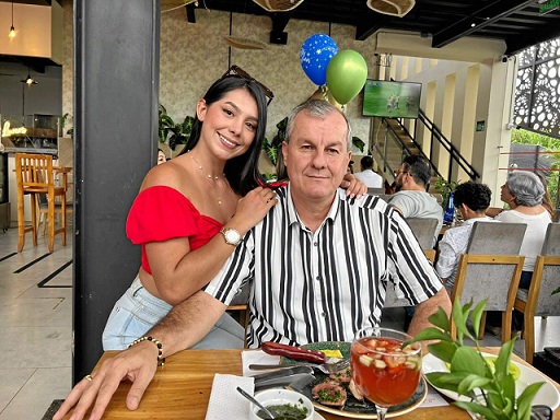 Fotos | Lector | LA PATRIA Luisa María Mejía compartió un almuerzo con su padre Óscar Humberto Mejía en el restaurate O`brasileiro. Fotos | Lector | LA PATRIA Luisa María Mejía compartió un almuerzo con su padre Óscar Humberto Mejía en el restaurate O`brasileiro.