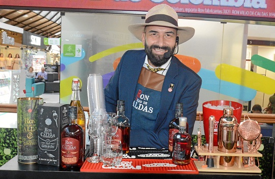 El sommelier Héctor Bernal Rozo compartió con los padres su conocimiento y experiencia. El sommelier Héctor Bernal Rozo compartió con los padres su conocimiento y experiencia.
