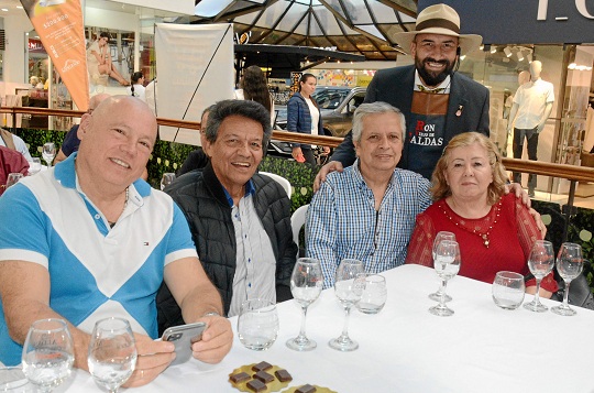 Gilberto Cardona Arango, Rogelio Jaramillo Díaz, Guillermo Salgado, Gloria Inés de Salgado y Héctor Bernal Rozo. Gilberto Cardona Arango, Rogelio Jaramillo Díaz, Guillermo Salgado, Gloria Inés de Salgado y Héctor Bernal Rozo.