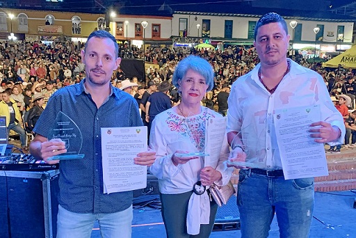David Montoya, con su empresa platanera; Isabel Trujillo, de la Fundación Esparza Monforte; y Édouard Osorio, empresario, recibieron la Orden del Manzanareño, por sus aportes al desarrollo del municipio. David Montoya, con su empresa platanera; Isabel Trujillo, de la Fundación Esparza Monforte; y Édouard Osorio, empresario, recibieron la Orden del Manzanareño, por sus aportes al desarrollo del municipio.