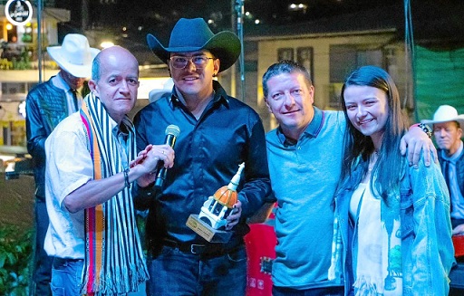 Henry Giraldo, Andrés Herrera y María Paula Giraldo en representación de la emisora Voces entregaron la réplica de la cúpula mayor de la Basílica Menor de Manzanares a Yeison Jiménez por su trayectoria musical. Henry Giraldo, Andrés Herrera y María Paula Giraldo en representación de la emisora Voces entregaron la réplica de la cúpula mayor de la Basílica Menor de Manzanares a Yeison Jiménez por su trayectoria musical.