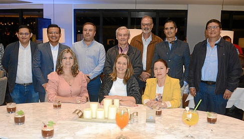 Representantes del Comité de Cafeteros de Caldas: Sandra Rodas Tamayo, coordinadora comercial; Sandra Sanz Álvarez, directora administrativa y financiera; Sonia Villegas Duque, coordinadora de Educación. De pie: Sebastián Echeverry Valencia, coordinador de gestión de proyectos; Edwin Fabio Gálvez Vinasco, coordinador financiero; Luis Fernando Giraldo Castellanos, líder departamental de extensión rural; Marco Tulio Hoyos Duque, director ejecutivo; Juan Carlos Gaviria, arquitecto; Juan Sebastián Arango Pastor, coordinador jurídico; y Carlos Alberto Loaiza Giraldo, líder de infraestructura. Representantes del Comité de Cafeteros de Caldas: Sandra Rodas Tamayo, coordinadora comercial; Sandra Sanz Álvarez, directora administrativa y financiera; Sonia Villegas Duque, coordinadora de Educación. De pie: Sebastián Echeverry Valencia, coordinador de gestión de proyectos; Edwin Fabio Gálvez Vinasco, coordinador financiero; Luis Fernando Giraldo Castellanos, líder departamental de extensión rural; Marco Tulio Hoyos Duque, director ejecutivo; Juan Carlos Gaviria, arquitecto; Juan Sebastián Arango Pastor